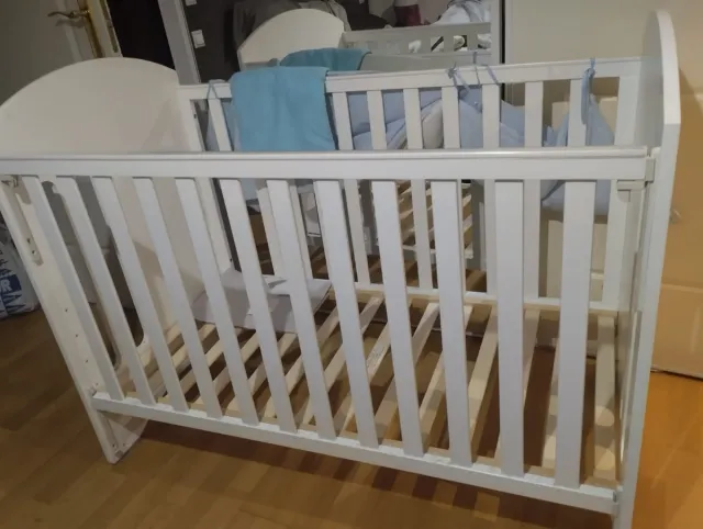 Cuna de bebé con osito y globos