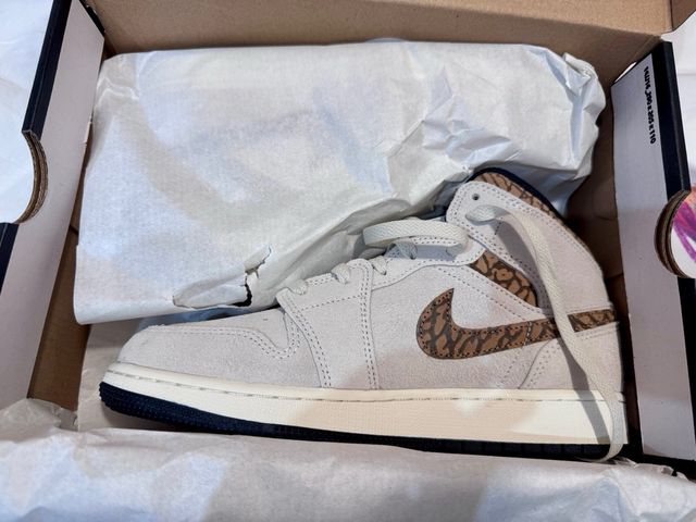 Jordan 1 Mid SE (GS) Beige/Marrón