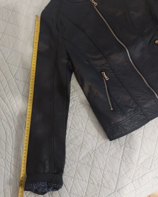 Chaqueta efecto piel azul marino..