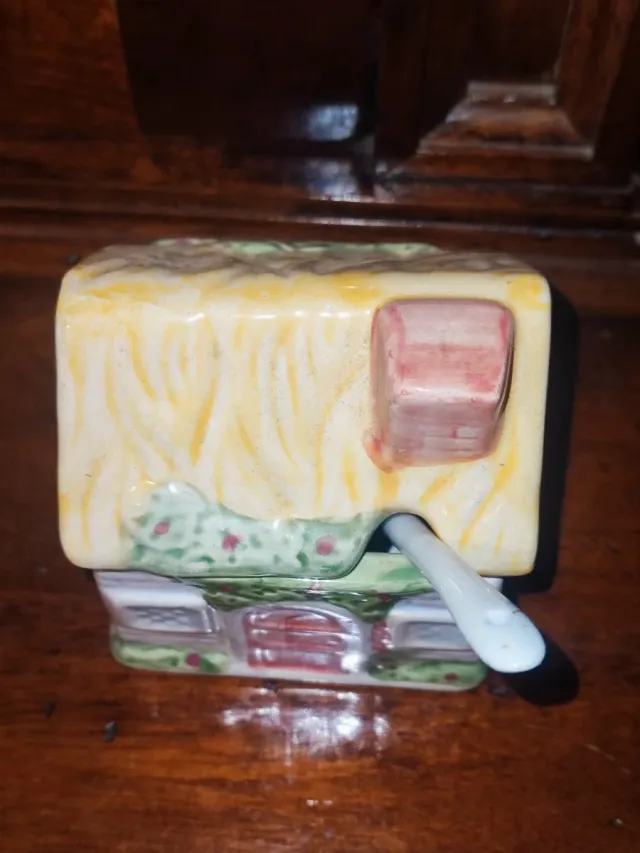 Zuccheriera a forma di casetta