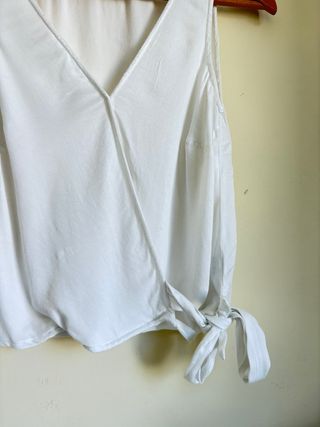 Blusa blanca cruzada con lazada