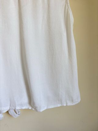 Blusa blanca cruzada con lazada