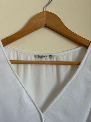 Blusa blanca cruzada con lazada