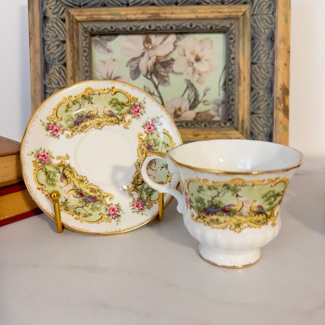 Taza y plato de porcelana Paragon.