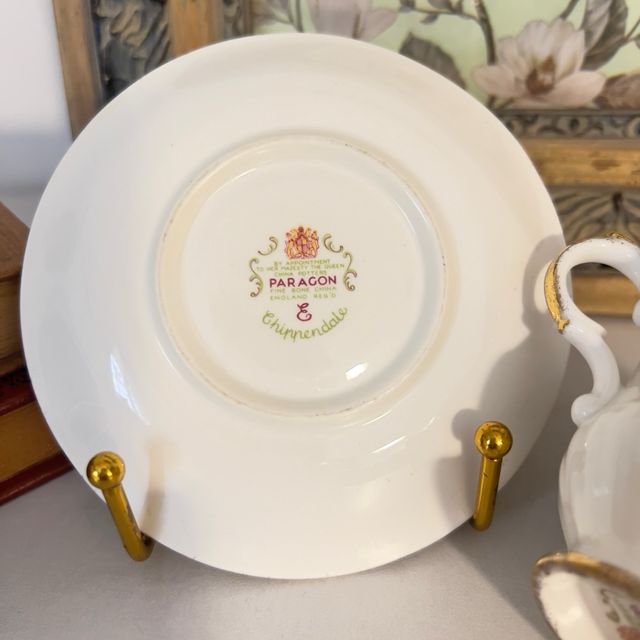 Taza y plato de porcelana Paragon.