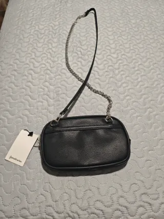 Bolso negro Stradivarius con tachuelas