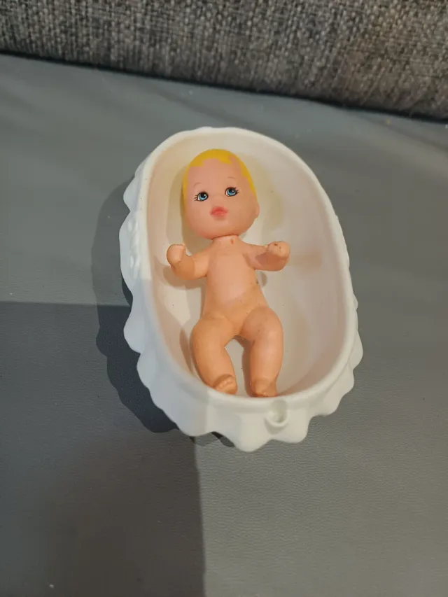 Bebé de Barbie en cuna