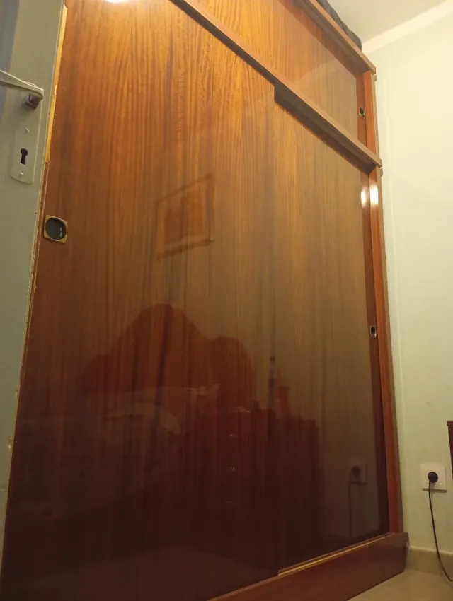 Mueble de madera con tela