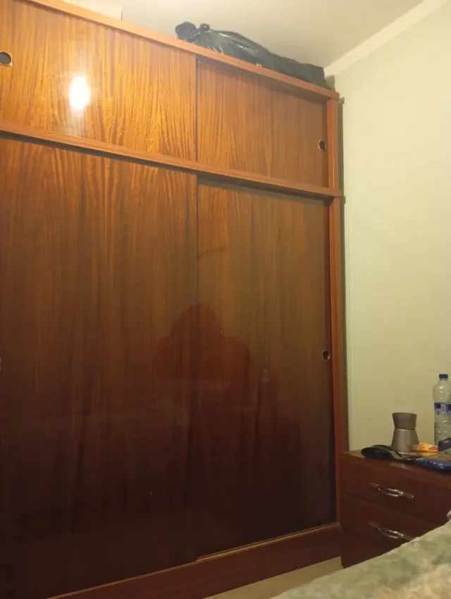 Mueble de madera con tela