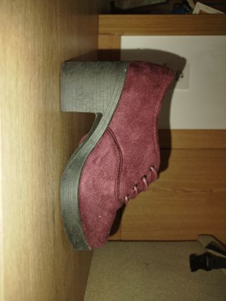 Zapatos de tacón rojos y negros