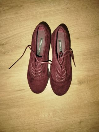 Zapatos de tacón rojos y negros
