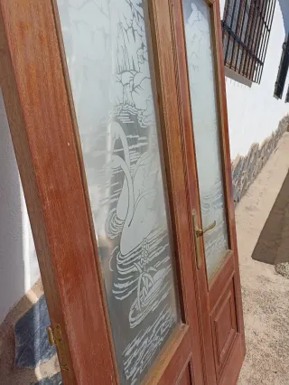 Puerta de salón con cristal decorado