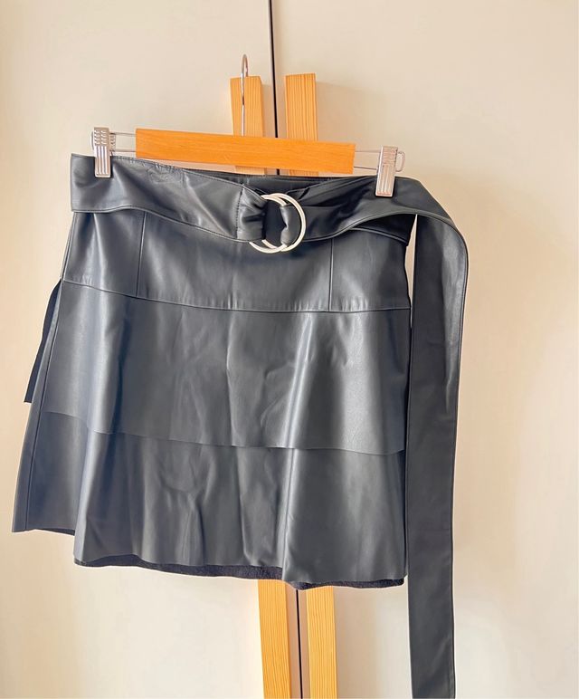 Falda corta negra, imitación a piel.