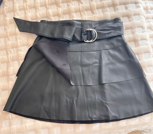 Falda corta negra, imitación a piel.