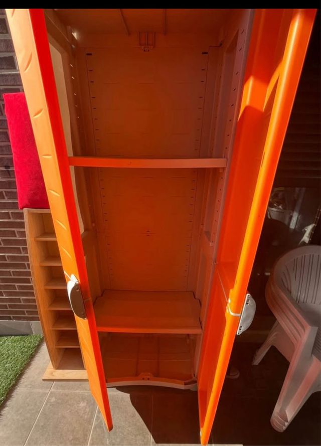 Armario alto de plástico naranja y blanco