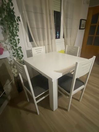 Mesa Comedor Blanca y 4 Sillas