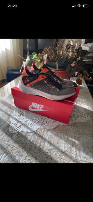 Zapatillas running Nike EXP grises y naranjas