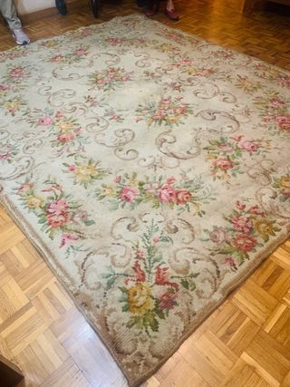 Alfombra de nudo. hecha a mano de lana