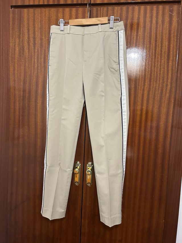 Pantalones beige con raya lateral color crema 