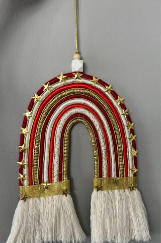 Arcoíris Macramé Navidad Dorado y Rojo