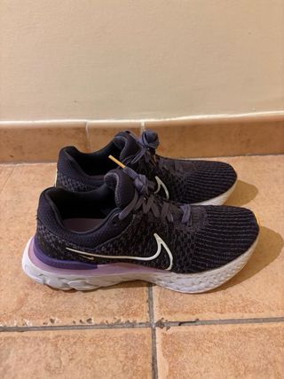 Zapatillas Nike Negras y Moradas