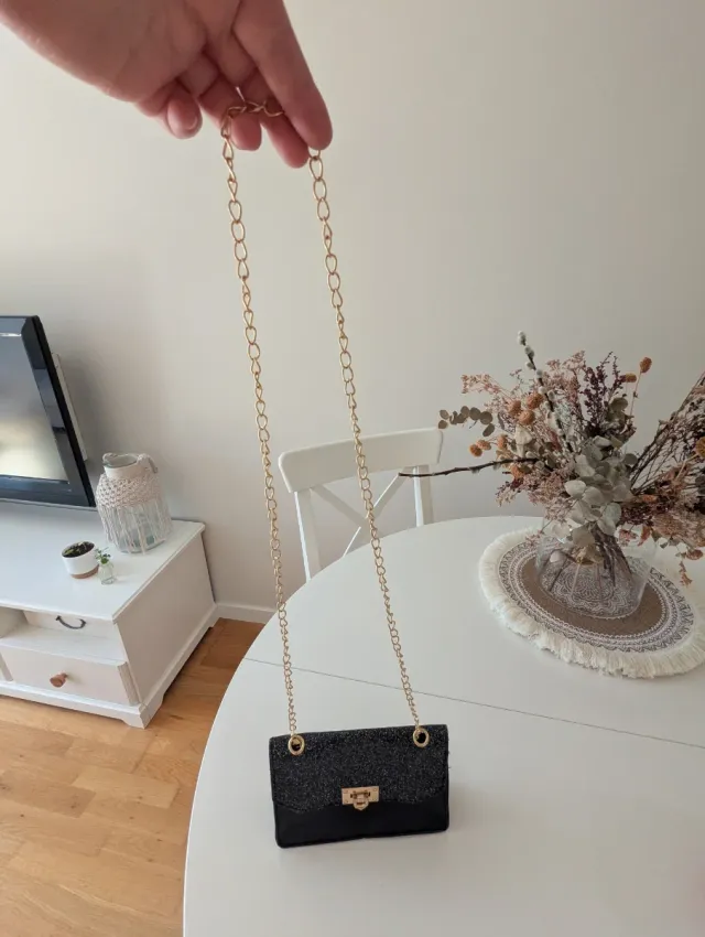 Borsa piccola nera con catena dorata