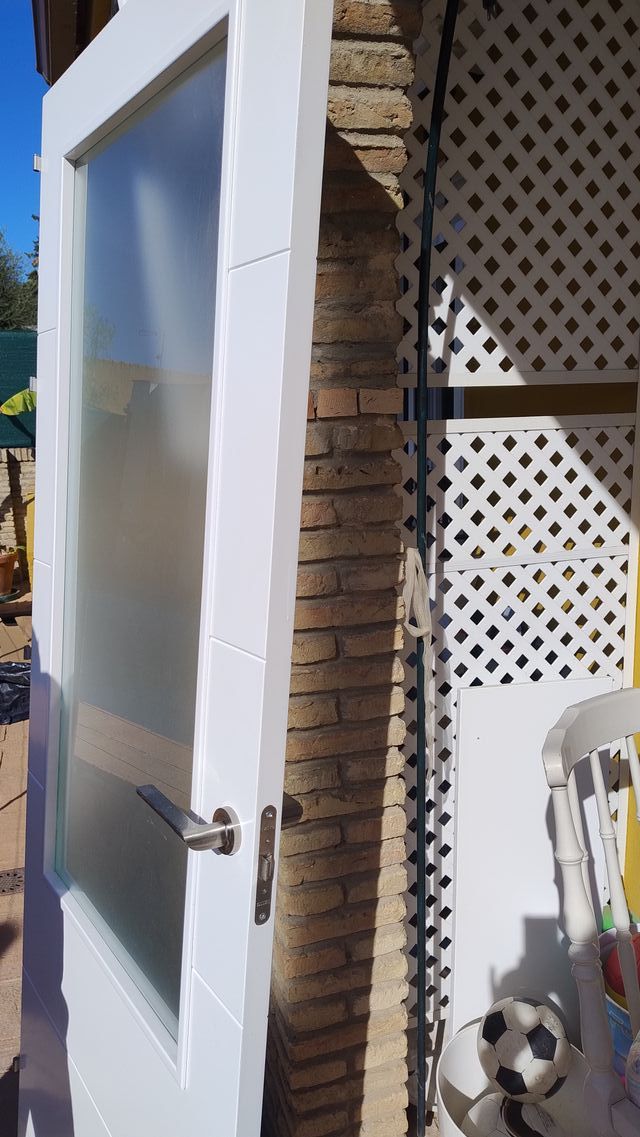 Puerta cocina blanca con cristal