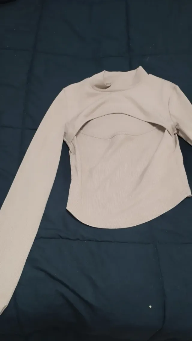 Top manga larga con abertura frontal