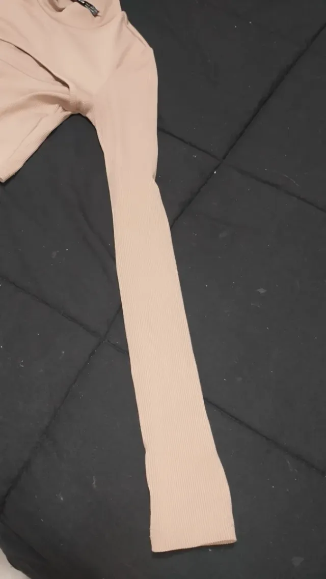 Top manga larga con abertura frontal