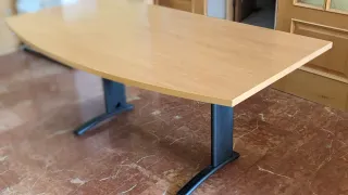 Escritorio de madera y metal