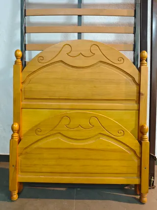 Cama de pino con mesita