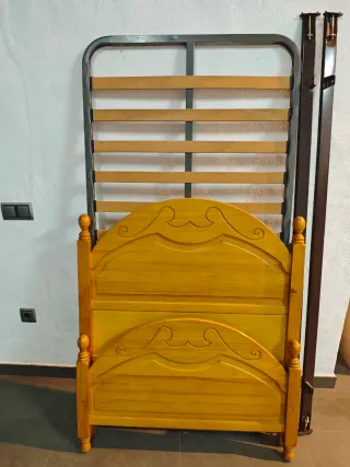 Cama de pino con mesita