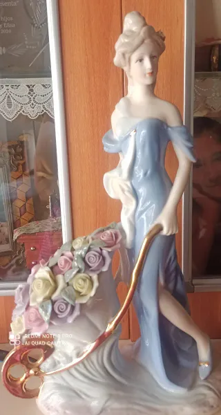 Figura de porcelana mujer con flores