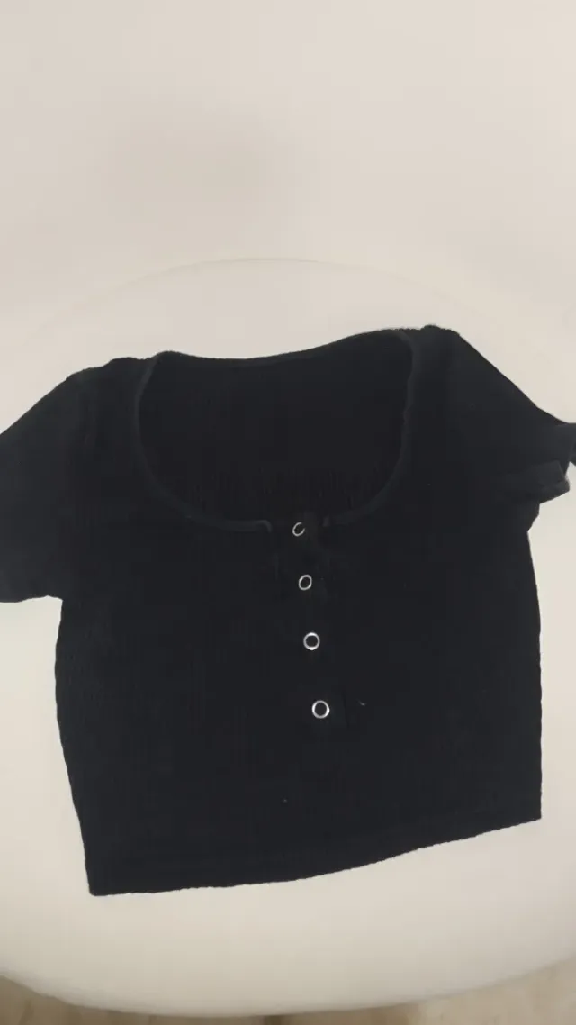 Camiseta corta negra con botones
