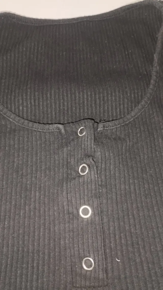 Camiseta corta negra con botones