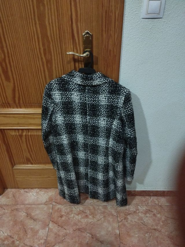 Abrigo largo cuadros blanco y negro,negociable