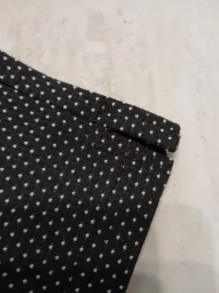 Pantaloni neri a pois bianchi