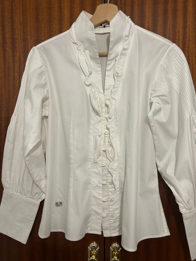 Camisa blanca elegante con volantes