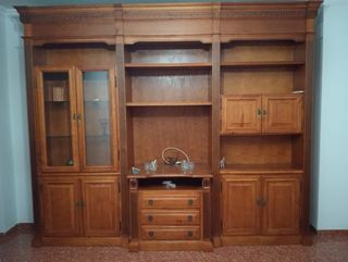 Mueble de salón de madera y cristal