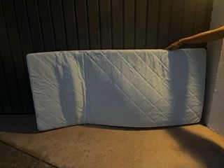 Cama infantil blanca con colchón