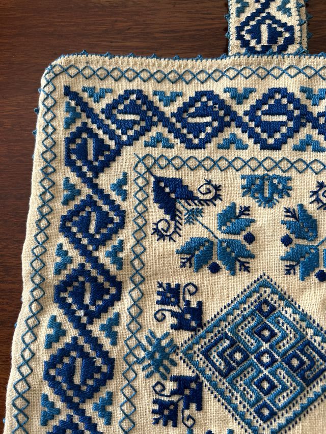 Bolsa antigua bordada a mano azul