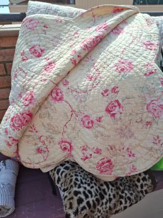 Colcha Matrimonio Flores Beige y Rosa