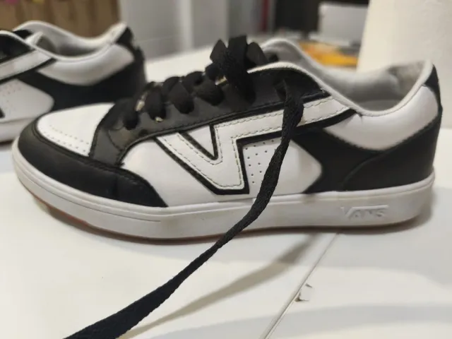 Zapatillas Vans Negras y Blancas