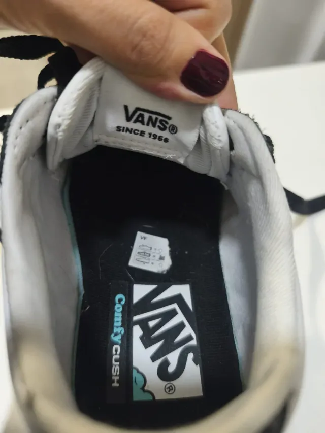 Zapatillas Vans Negras y Blancas