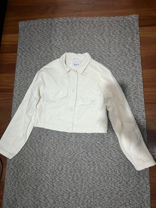 Cazadora vaquera crema Bershka