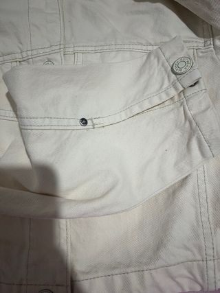 Cazadora vaquera crema Bershka