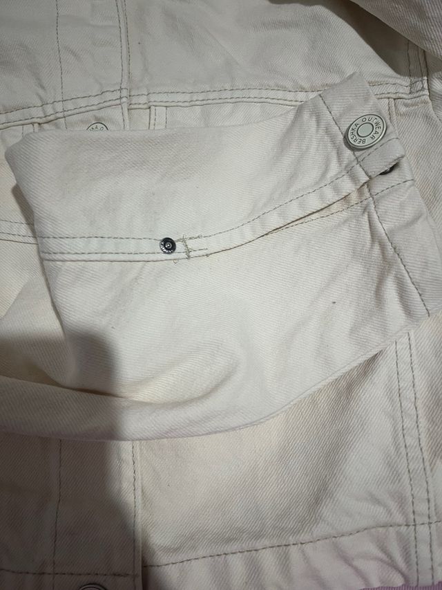 Cazadora vaquera crema Bershka