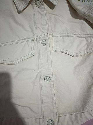 Cazadora vaquera crema Bershka