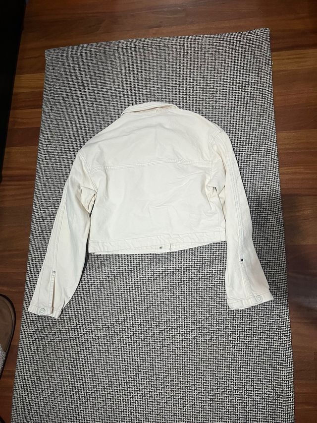 Cazadora vaquera crema Bershka