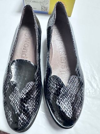 Zapatos Wonders Negros Charol Serpiente
un dia uso